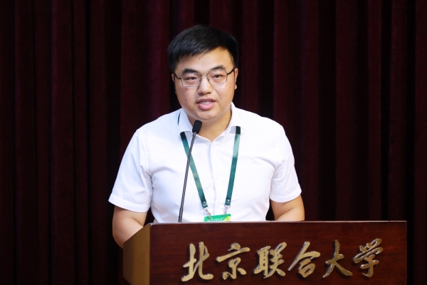 校学生会主席牛选龙作工作报告