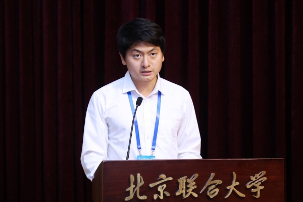研究生会主席刘文泽作工作报告