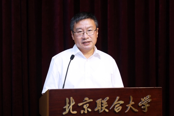 校党委书记韩宪洲发表讲话