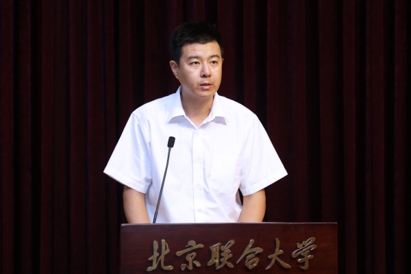 校团委书记王鹤讲话