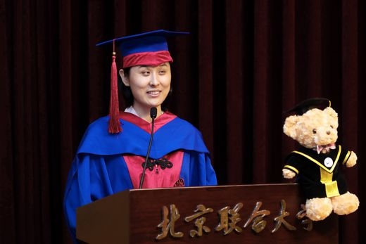 毕业生代表宋莹发言