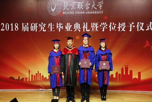 校长李学伟与中医专硕毕业生合影