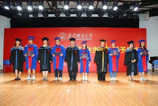 学院领导颁发毕业证