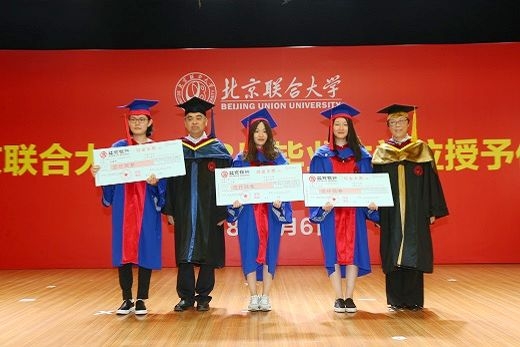 学院领导为考取研究生学生颁发奖金