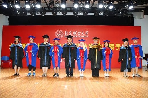 学院领导为优秀毕业生颁发证书