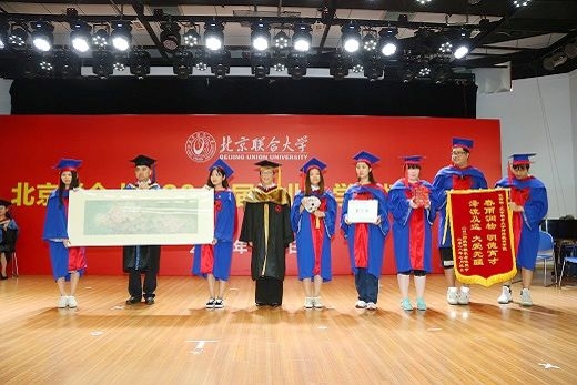 毕业生向母校捐赠纪念品