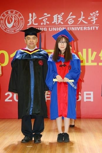 张伟为毕业生颁发学位证并拨流苏