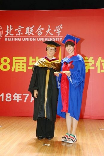 滕祥东为毕业生颁发学位证书并拨流苏