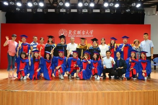 学院领导与毕业生党员合影留念