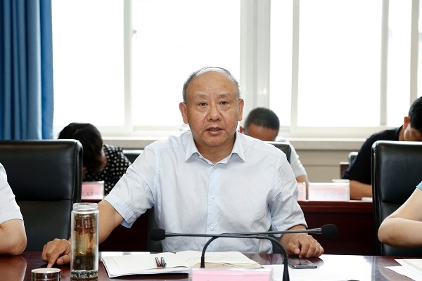 校长李学伟主持会议